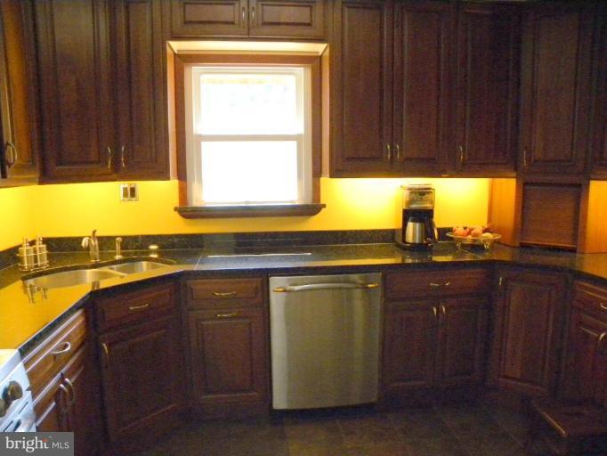 627 Tazewell Road Northwest Vienna, VA 22180 - Photo 6 of 28 Kitchen #2