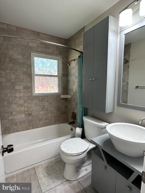 2112 Rockingham Street McLean, VA 22101 - Photo 16 of 27 Hall bath on main level