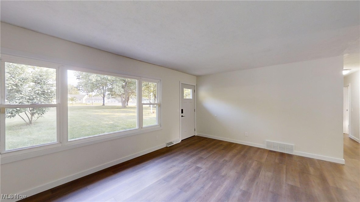 5681 Navarre Road Southwest Canton, OH 44706 - Photo 6 of 20 Living room