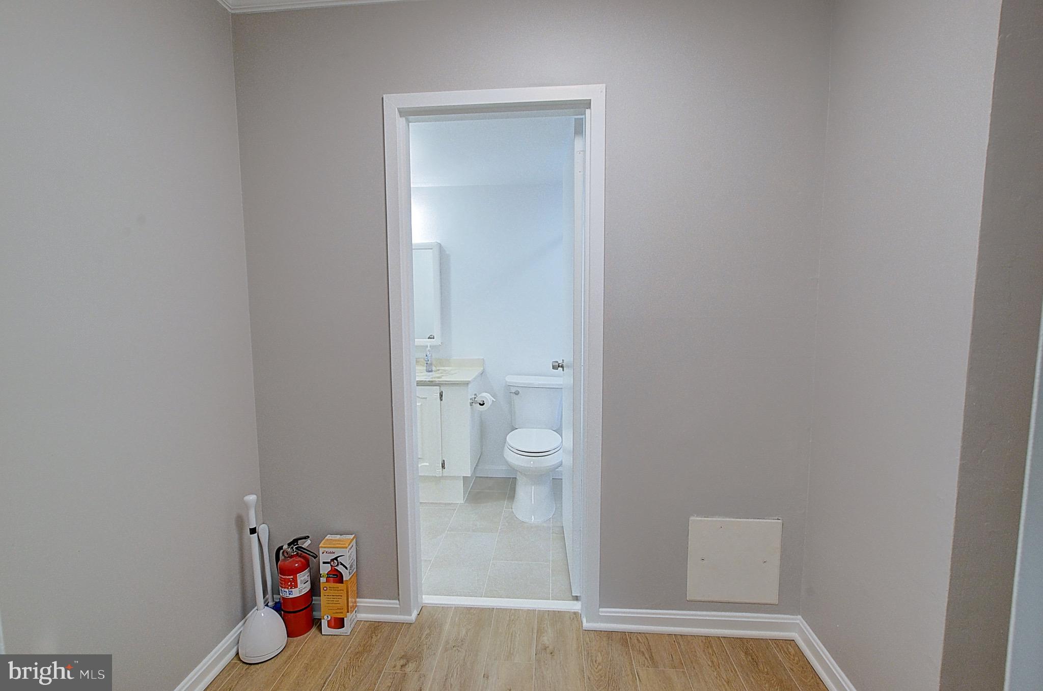 5225 Pooks Hill Road, Unit 1005S Bethesda, MD 20814 - Photo 4 of 32 a view of bathroom