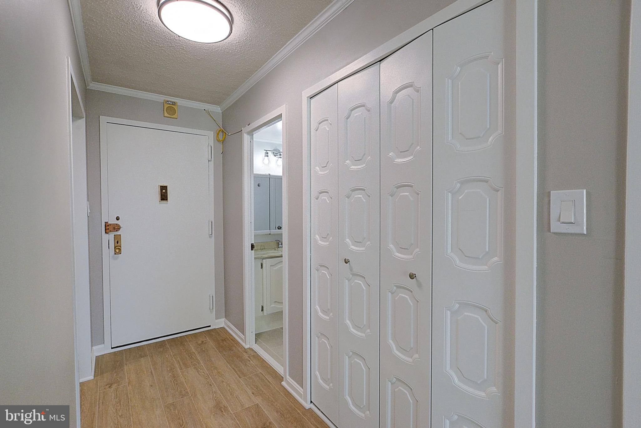 5225 Pooks Hill Road, Unit 1005S Bethesda, MD 20814 - Photo 6 of 32 a view of a hallway