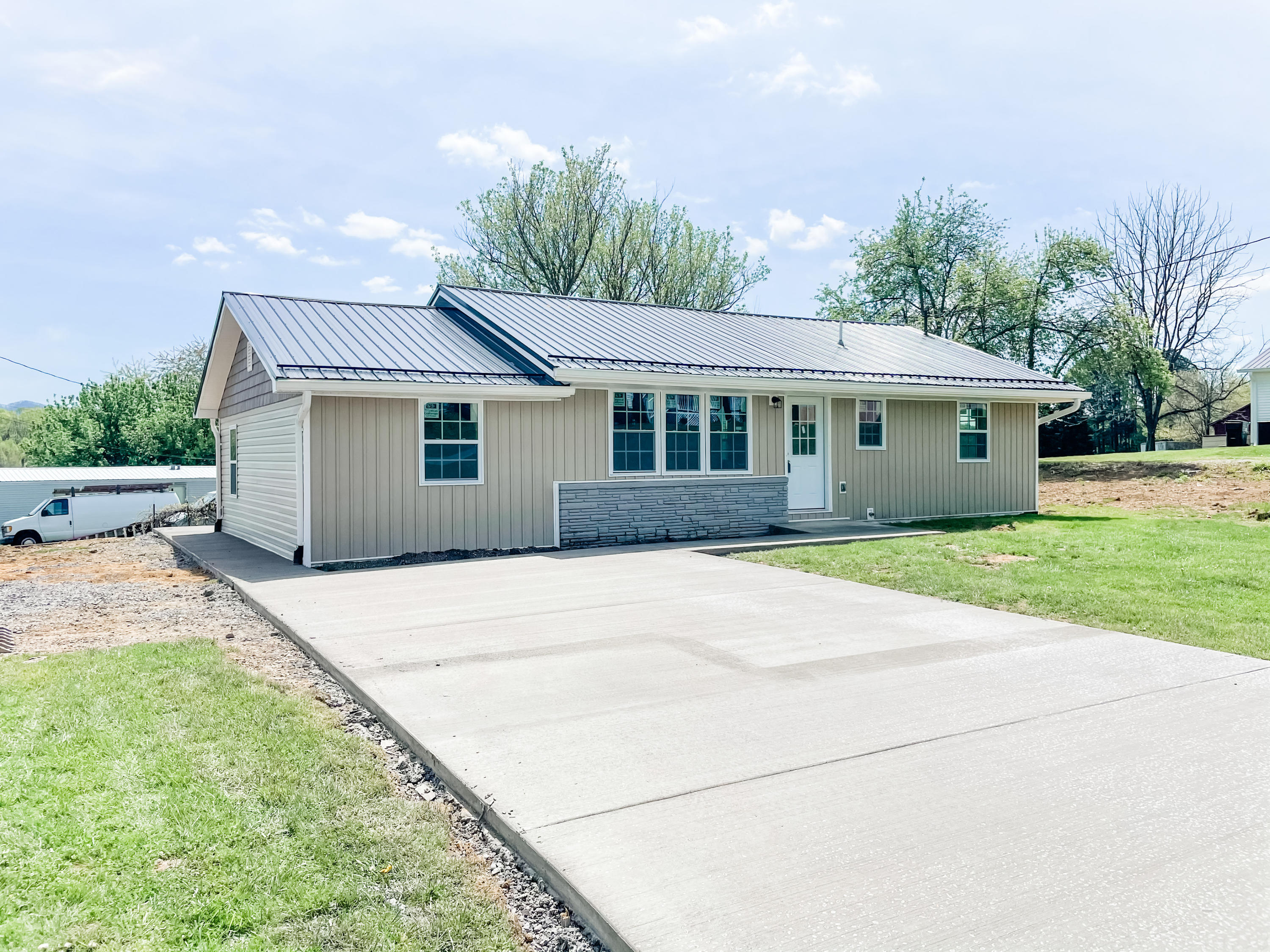 3323 McKinley Road Johnson City, TN 37604 - Photo 2 of 9 D96574E8-8C3C-4F9E-BF22-45BF9E9C73FD