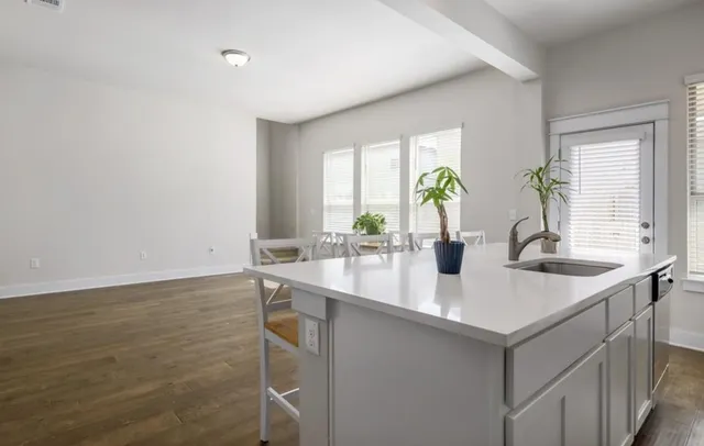 $2,250 | 13501 Metric Boulevard, Unit 16, Austin, TX 78727