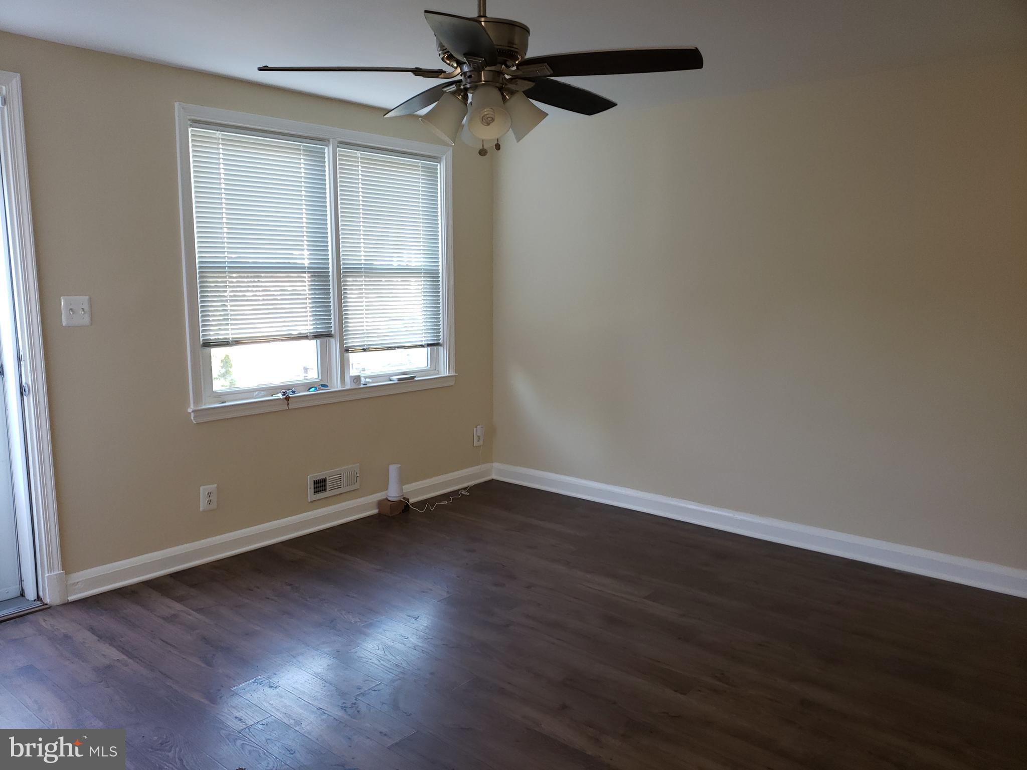 1815 Dunmere Road Dundalk, MD 21222 - Photo 17 of 29 Living room