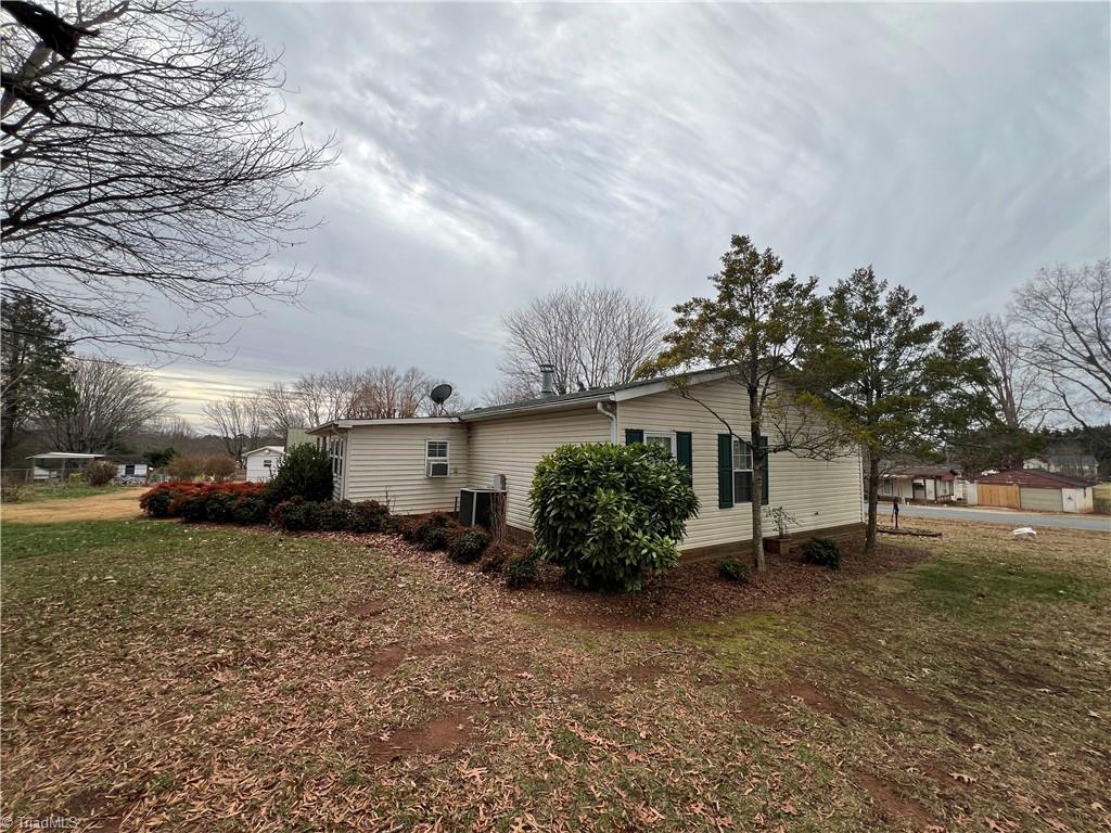 131 Sheraton Court King, NC 27021 - Photo 6 of 35