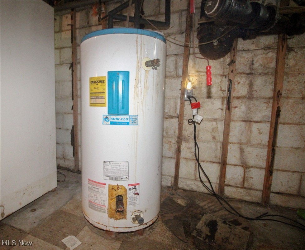 3279 Durst Clagg Road Warren, OH 44481 - Photo 30 of 33 Utility room with water heater