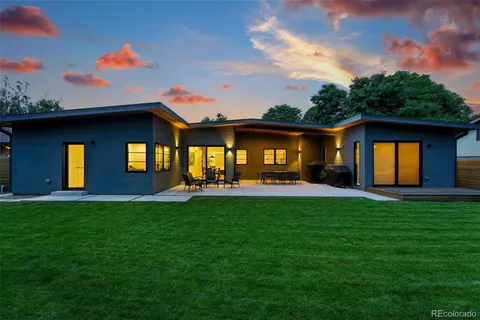 a view of a house with backyard and garden