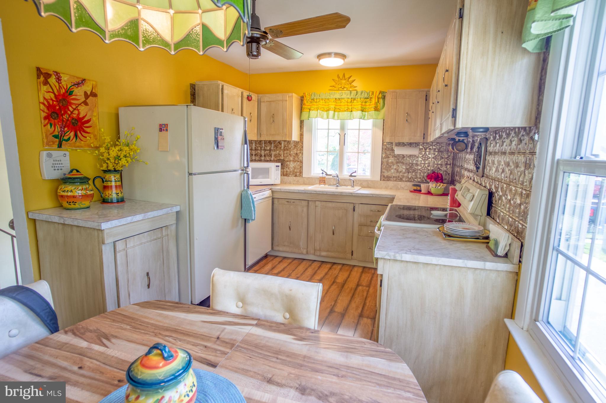 322 Deerfield Road Newark, DE 19713 - Photo 3 of 28 Bright & Sunny