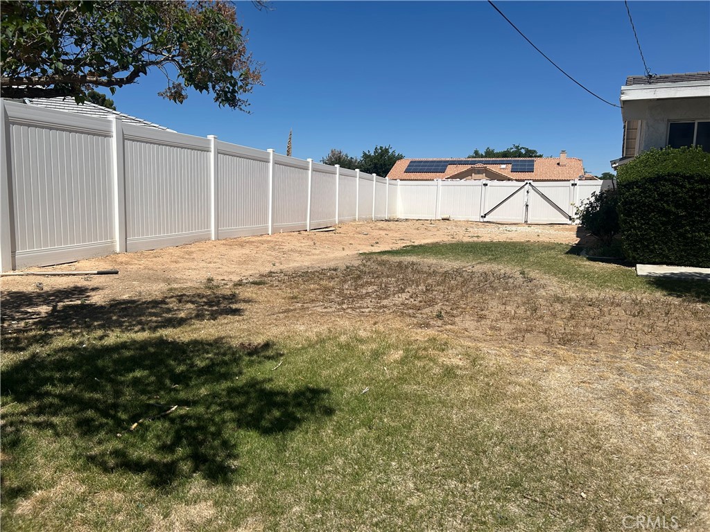 20187 Itasca Road Apple Valley, CA 92308 - Photo 29 of 35 a view of a backyard