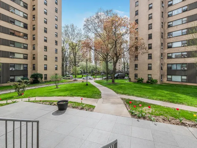 $159,999 | 6 Fordham Hill Ovl, Unit 5D | University Heights