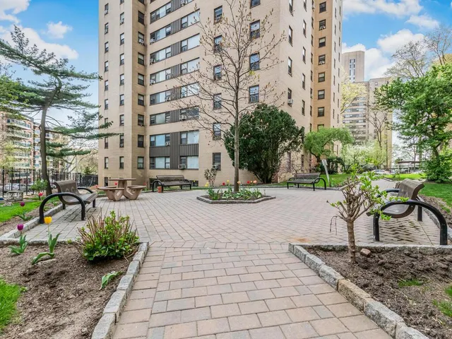 $159,999 | 6 Fordham Hill Ovl, Unit 5D | University Heights