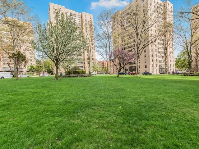 $159,999 | 6 Fordham Hill Ovl, Unit 5D | University Heights