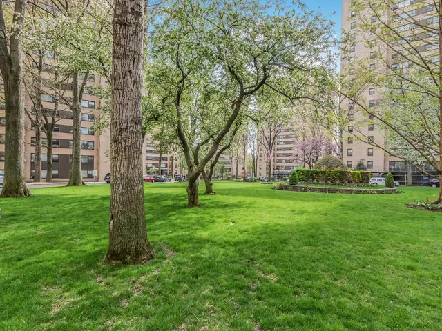 $159,999 | 6 Fordham Hill Ovl, Unit 5D | University Heights