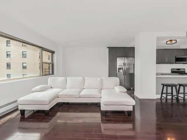 $159,999 | 6 Fordham Hill Ovl, Unit 5D | University Heights