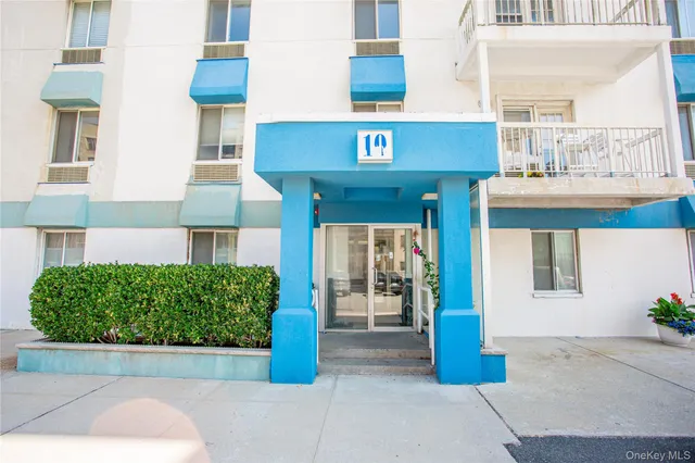 $3,075 | 10 Franklin Boulevard, Unit 406, Long Beach, NY 11561