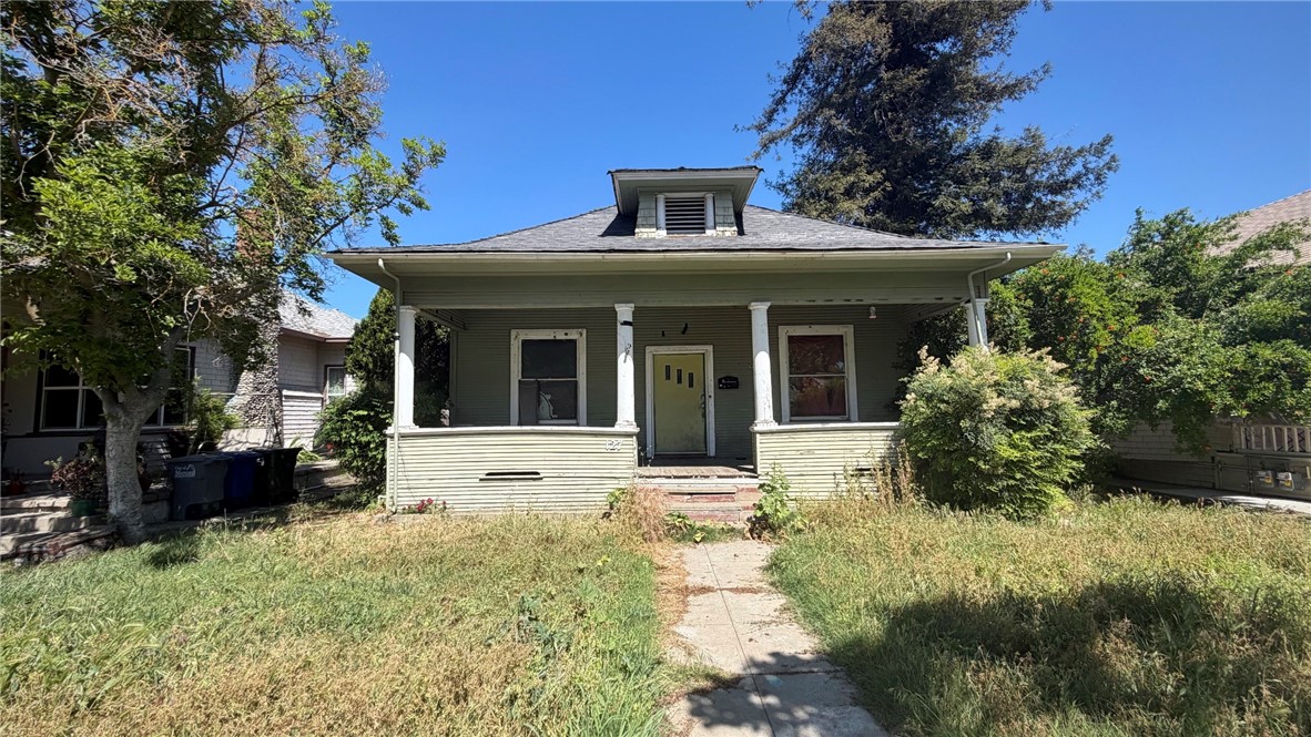 127 West 21st Street Merced, CA 95340 - Photo 2 of 5 a front view of a house with garden