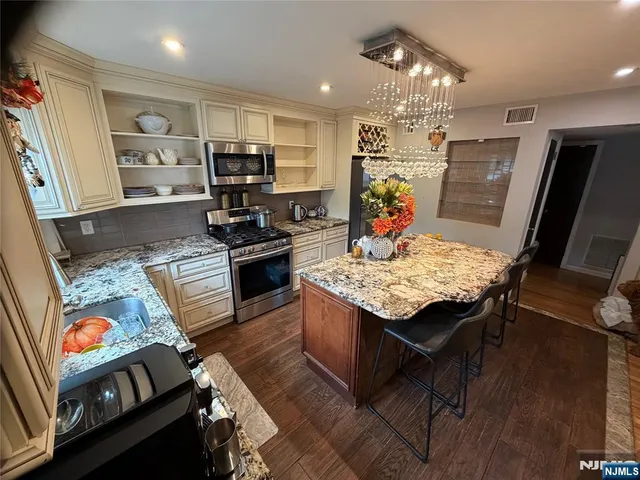 $3,200 | 102 Kossuth Street, Unit 1, Wallington, NJ 07057