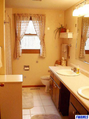 8026 Hartzell Road Fort Wayne, IN 46816 - Photo 4 of 10