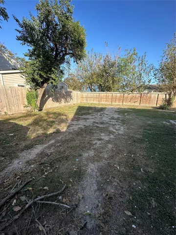 a view of yard with green space