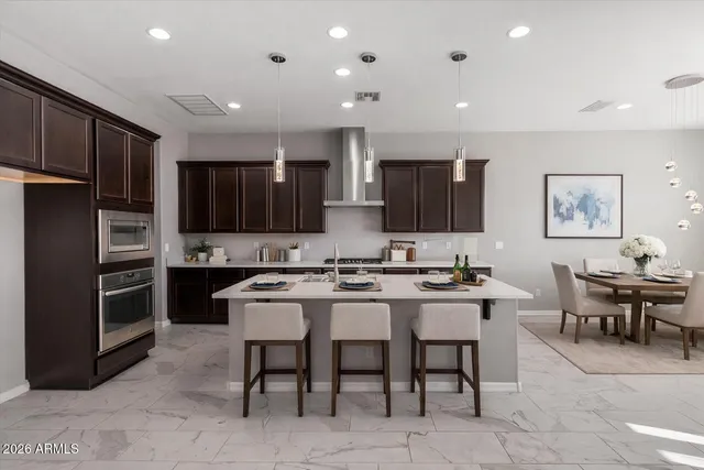 $829,900 | 1073 East Holland Park Drive, Gilbert, AZ 85297