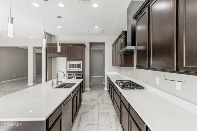 $829,900 | 1073 East Holland Park Drive, Gilbert, AZ 85297