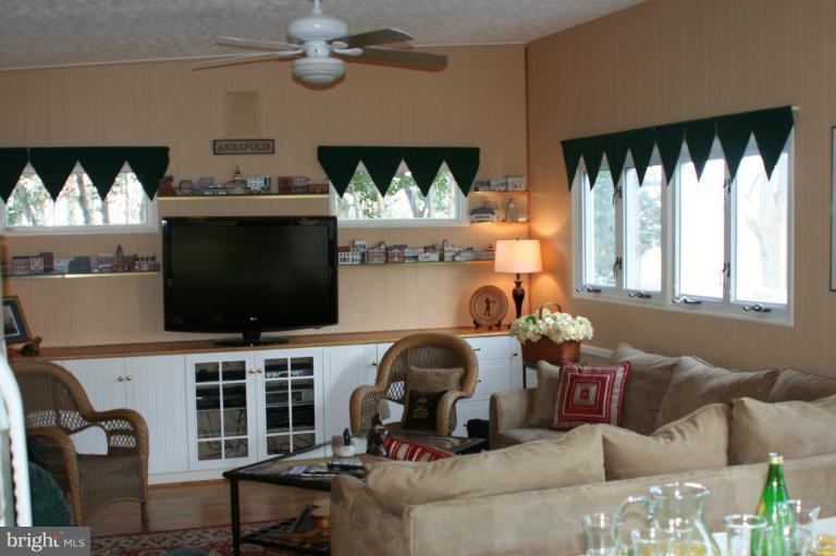113 Edgehill Road Annapolis, MD 21405 - Photo 10 of 12 Family Room