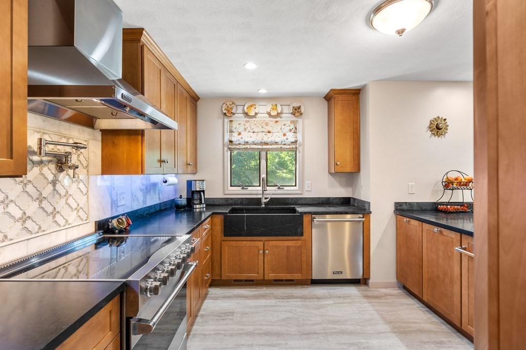 27 Maple Street Pepperell, MA 01463 - Photo 8 of 42