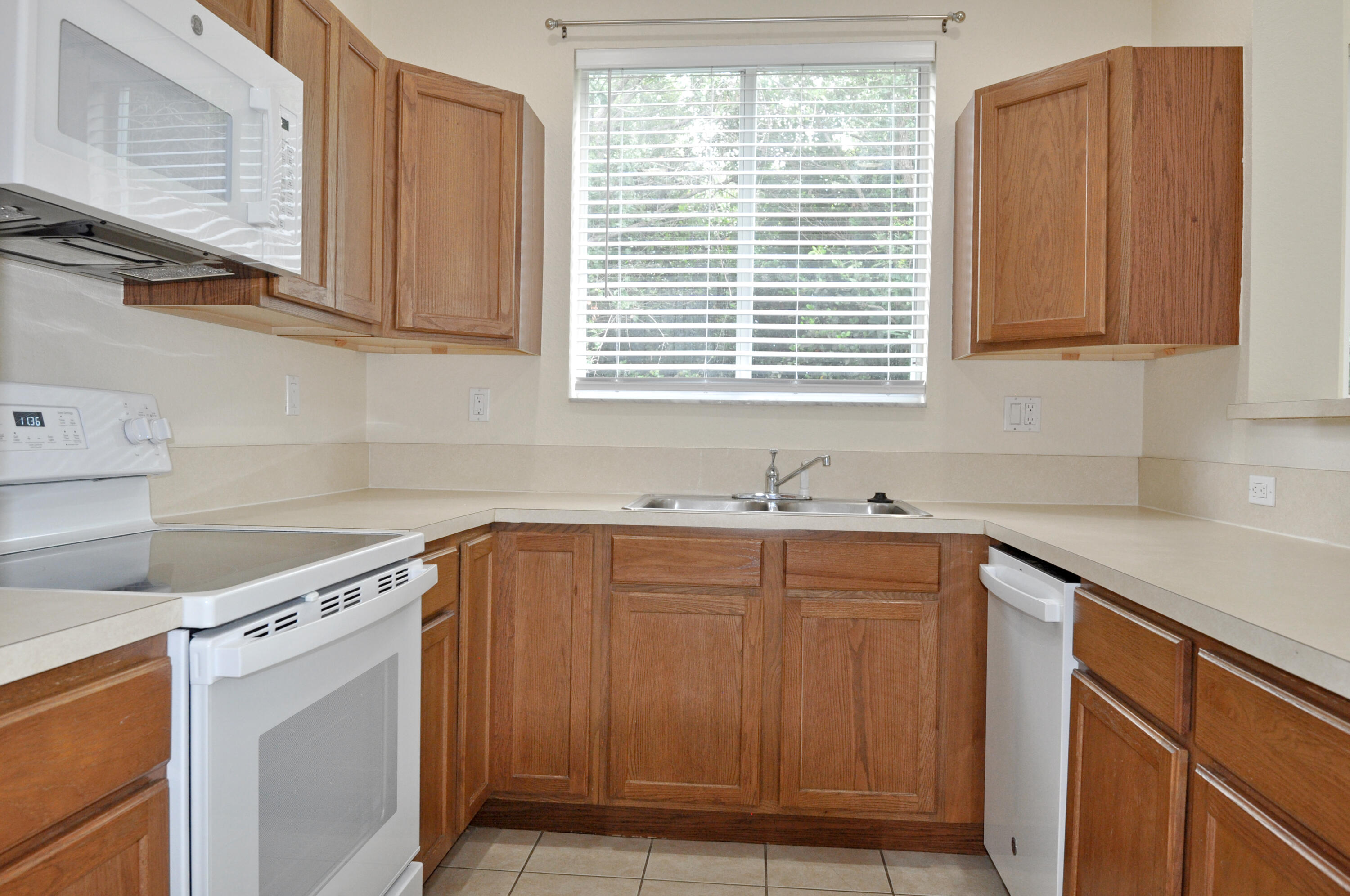 3225 Laurel Ridge Circle Riviera Beach, FL 33404 - Photo 11 of 24 DSC_0003-1