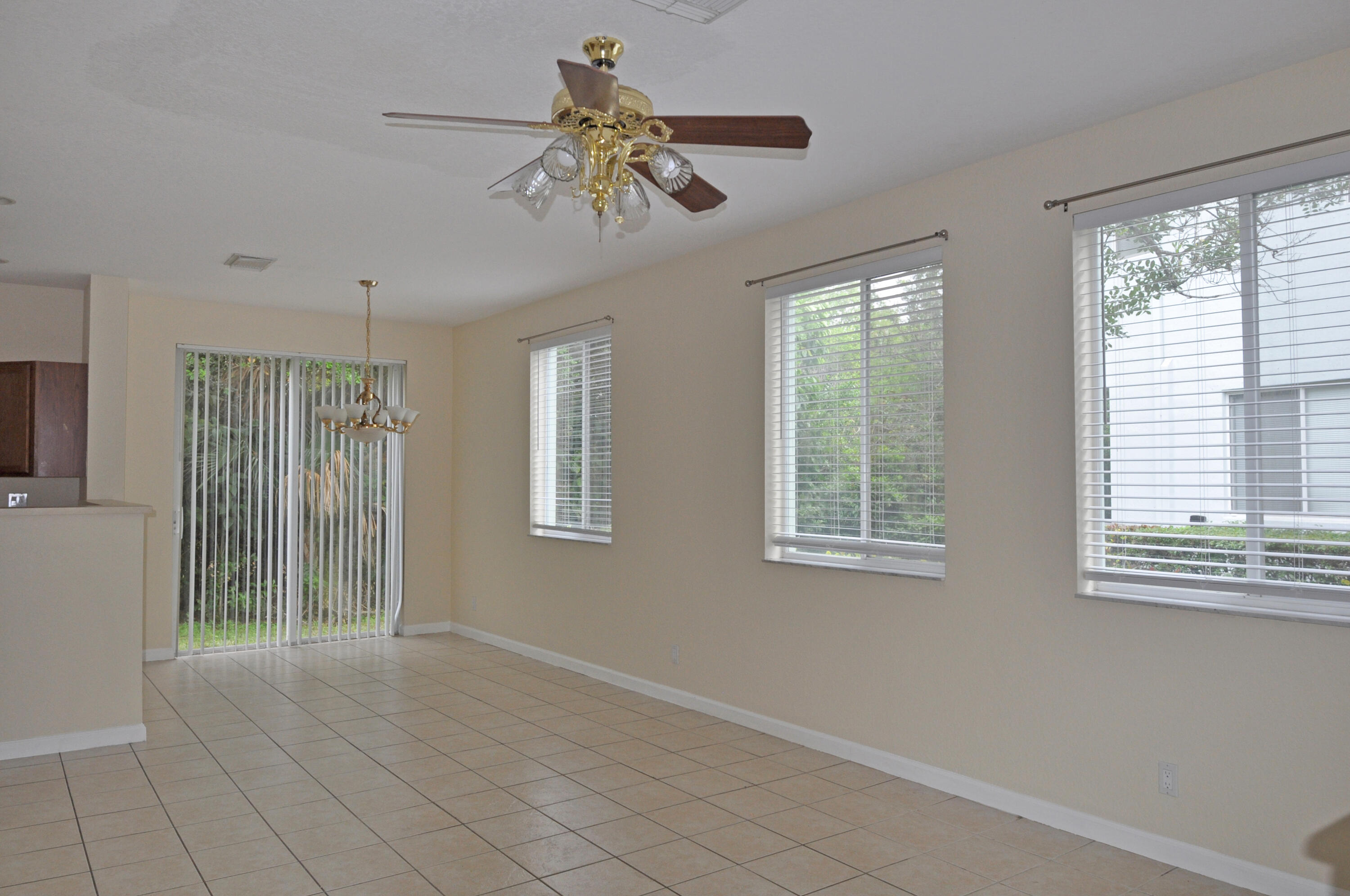 3225 Laurel Ridge Circle Riviera Beach, FL 33404 - Photo 5 of 24 DSC_0010-1