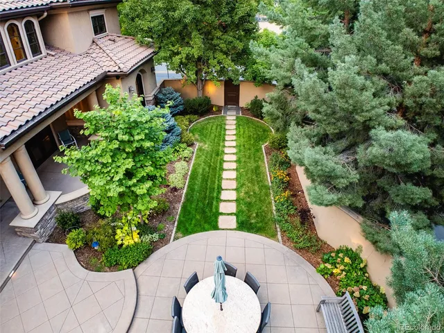 an aerial view of a house having yard