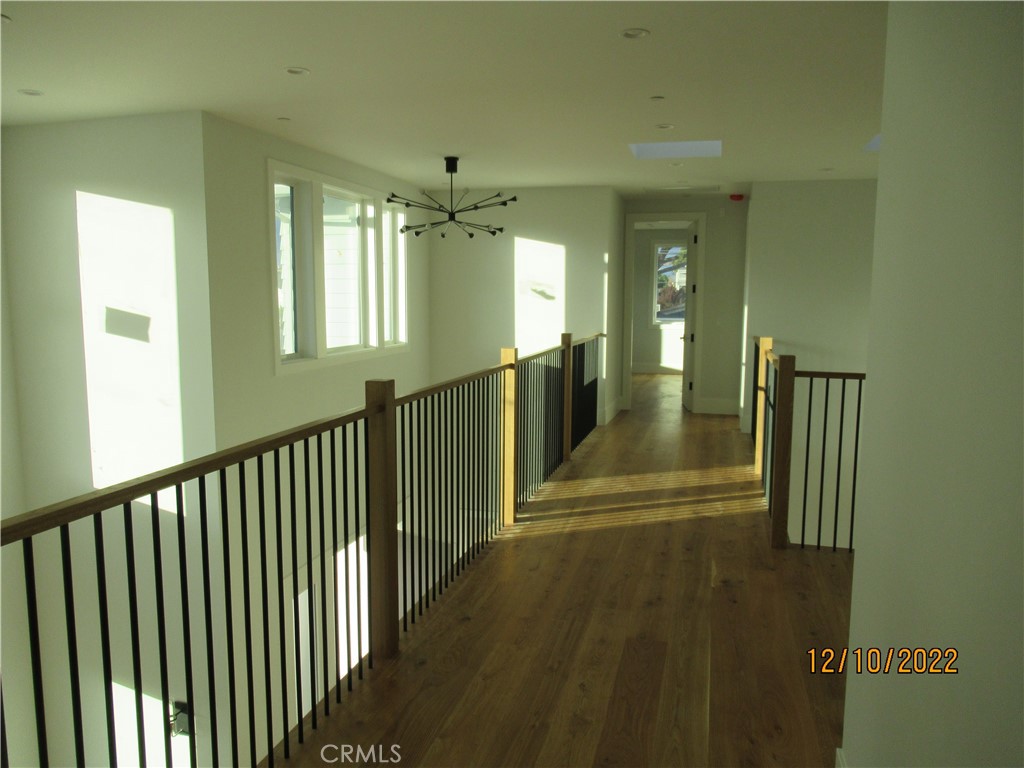 1300 11th Street Manhattan Beach, CA 90266 - Photo 16 of 19 a view of a hallway with windows