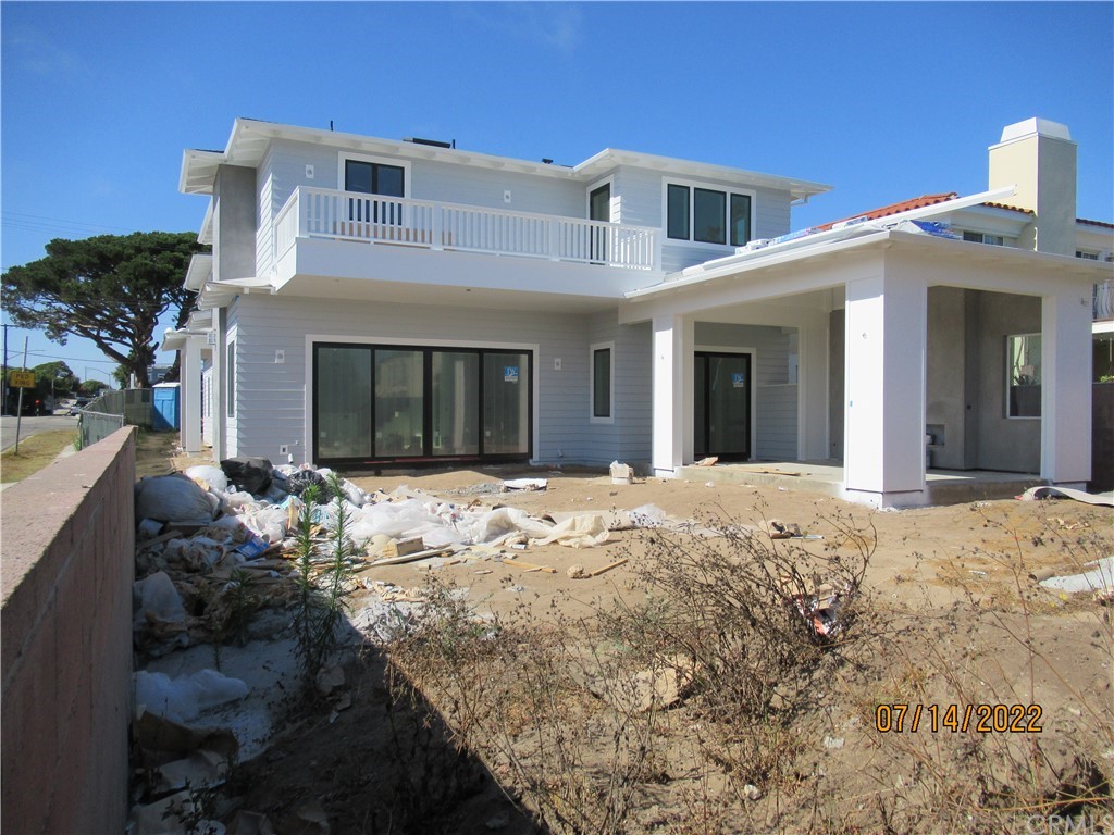 1300 11th Street Manhattan Beach, CA 90266 - Photo 3 of 19 a front view of a house