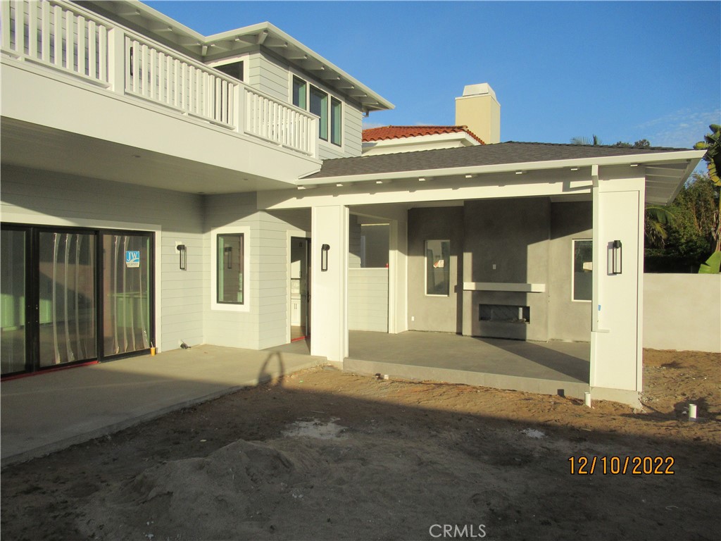 1300 11th Street Manhattan Beach, CA 90266 - Photo 5 of 19 a view of a white building