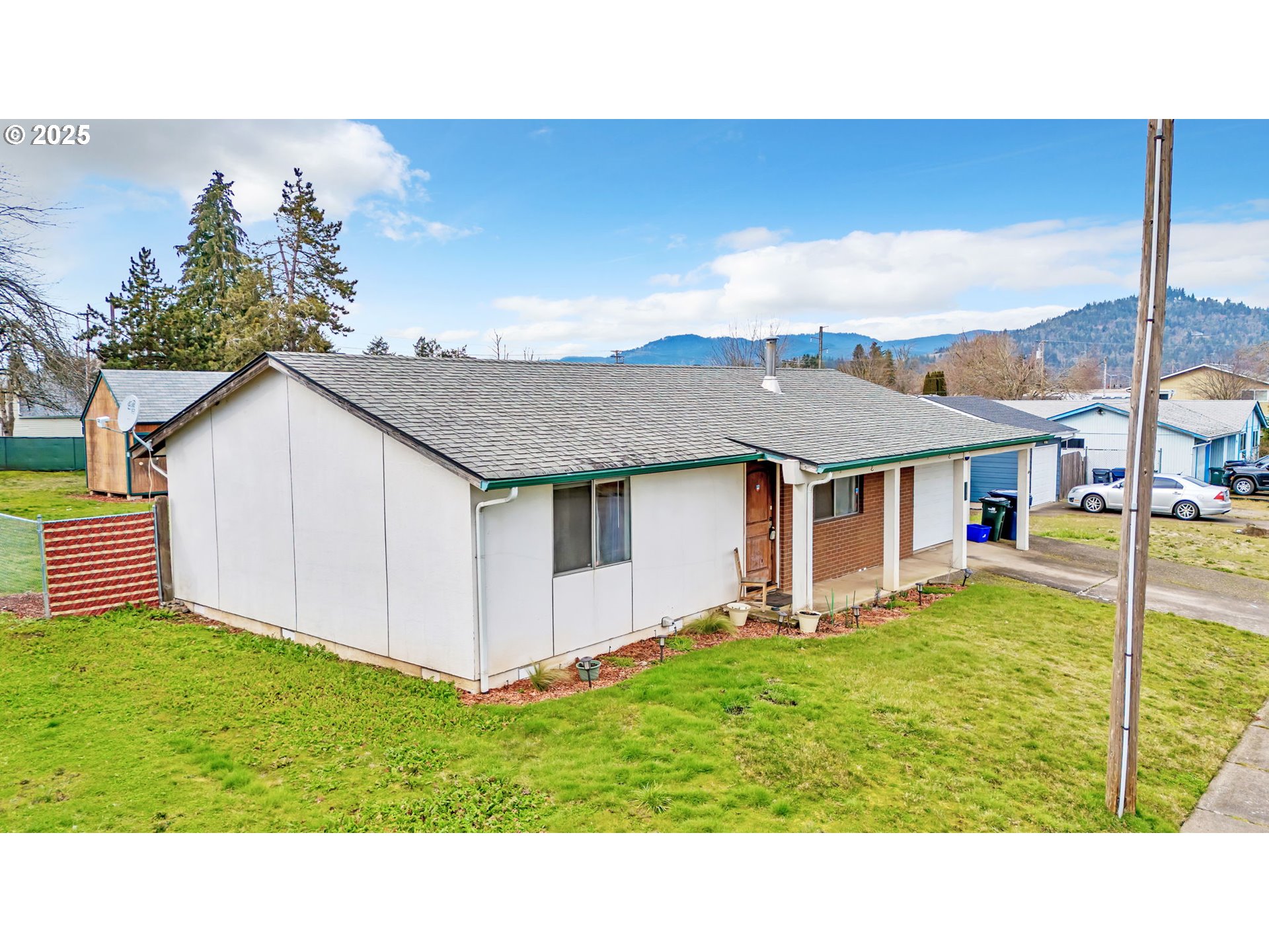 718 52nd Place Springfield, OR 97478 - Photo 2 of 29