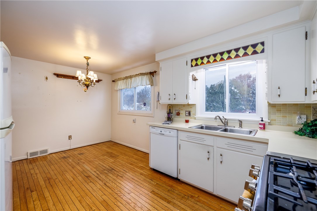 282 Straub Road Greece, NY 14626 - Photo 10 of 37