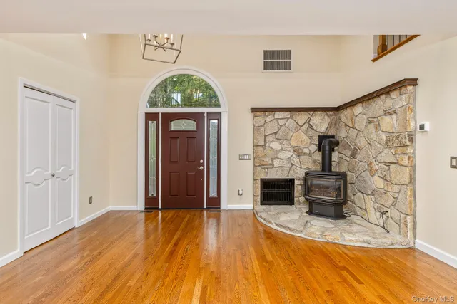 a view of livingroom with furniture