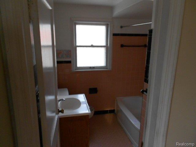 18446 Meyers Road Detroit, MI 48235 - Photo 13 of 16 261-846285 - Bath.JPG
