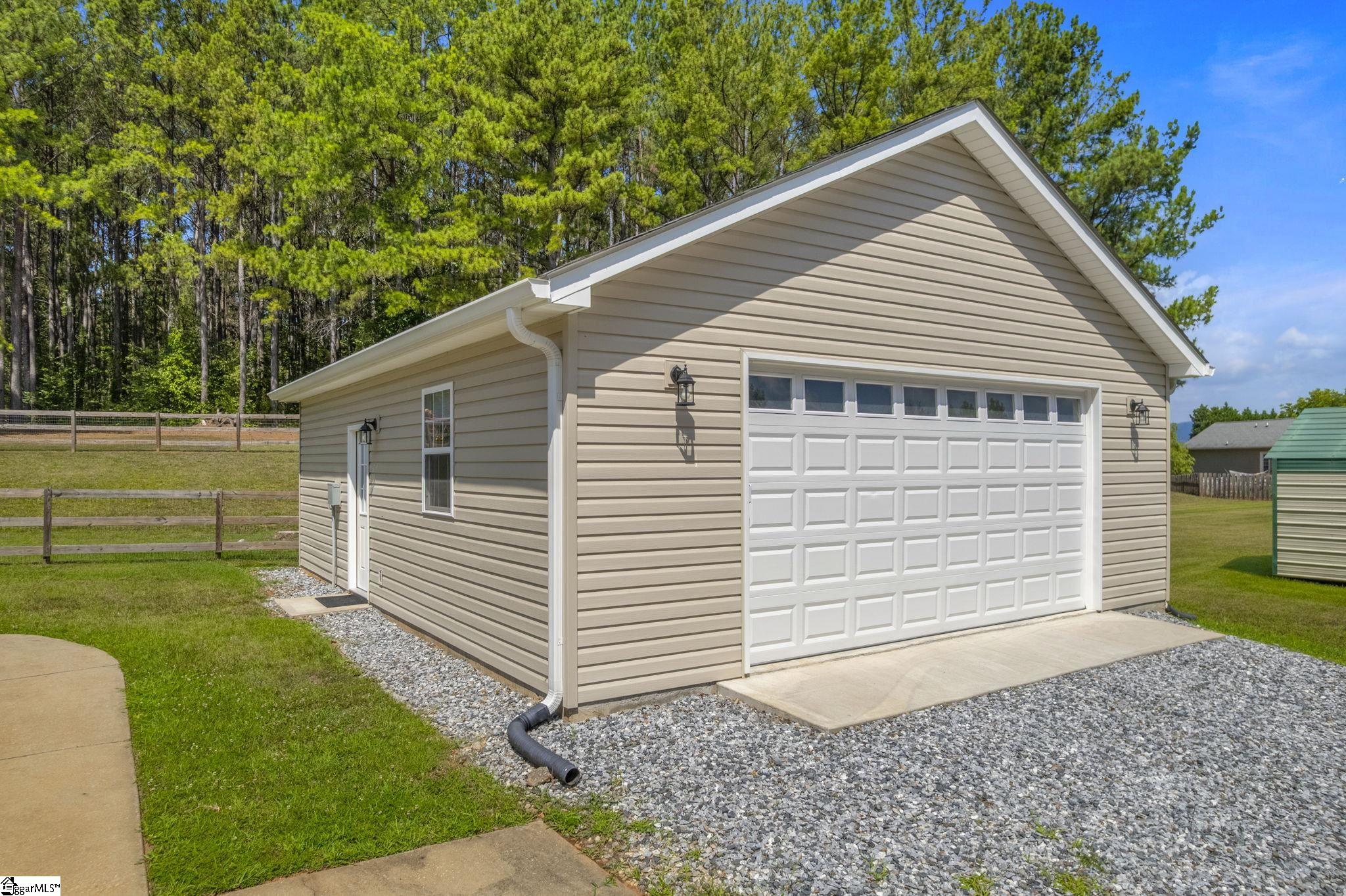 124 East King Road Greer, SC 29651 - Photo 7 of 39