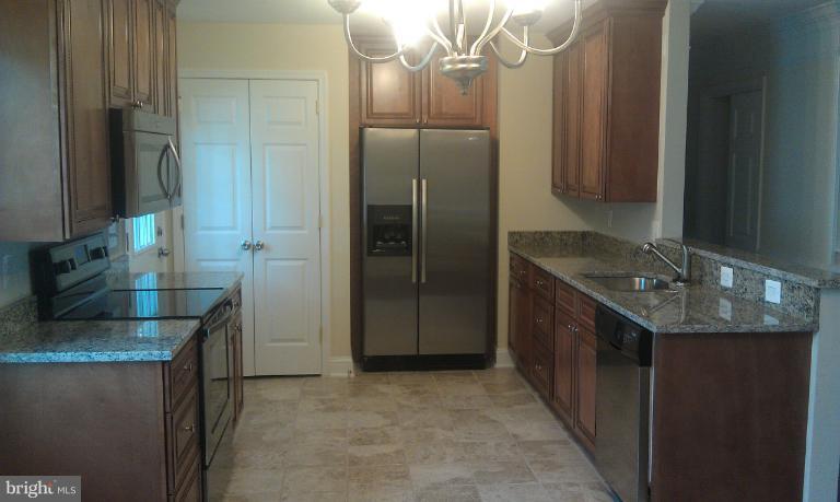 101 North Hickory Road Sterling, VA 20164 - Photo 5 of 19 Kitchen