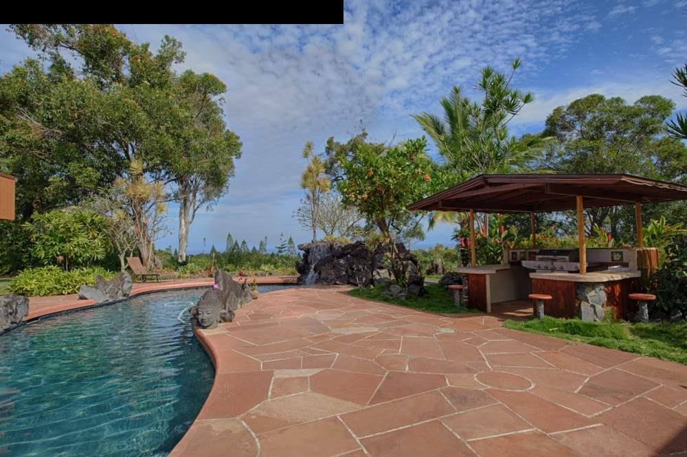 107 West Kuiaha Road Haiku, HI 96708 - Photo 11 of 20 a garden view with a seating space