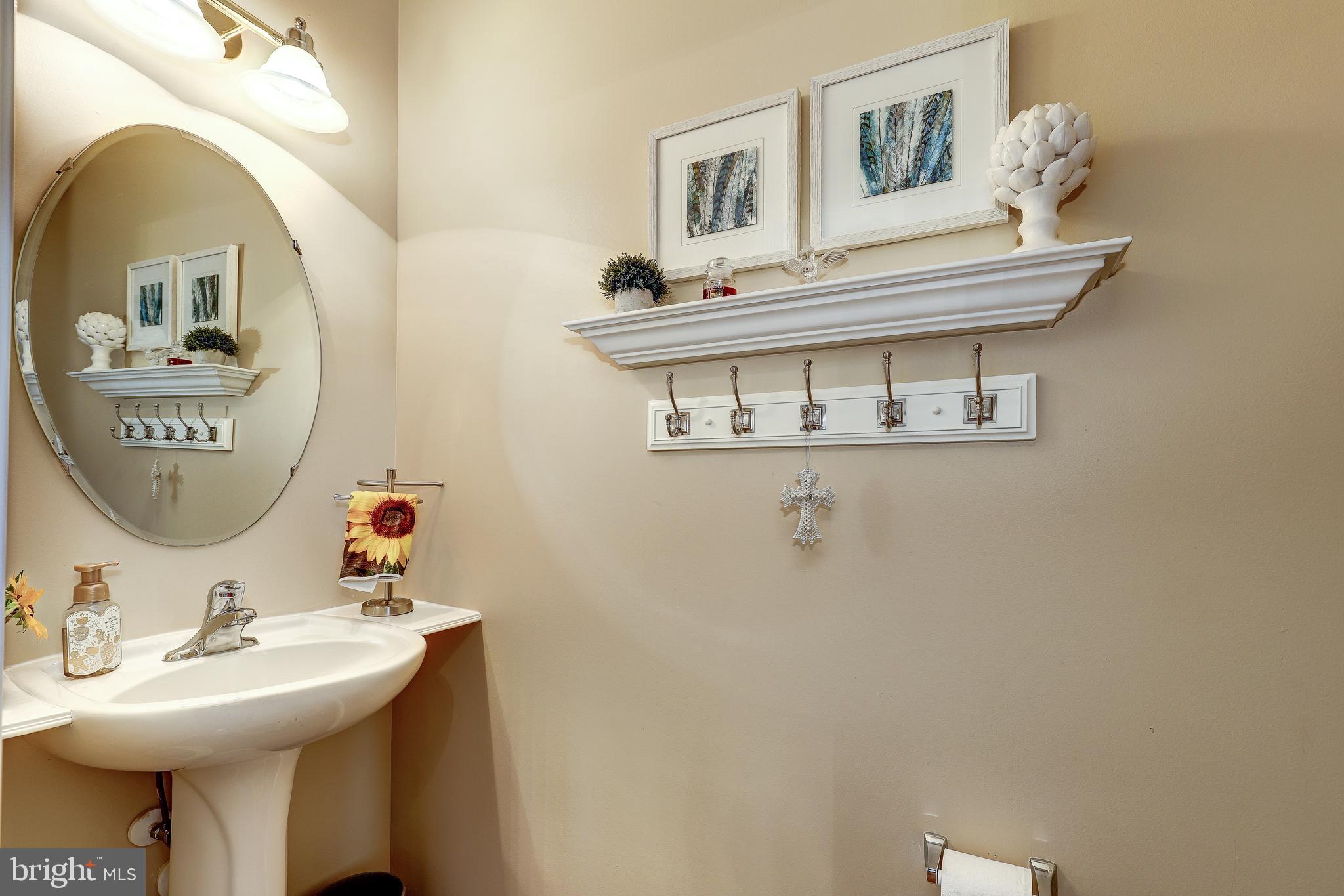 4645 Spring Run Road Warrenton, VA 20187 - Photo 12 of 61 Powder room on main level w/Hardwood floors