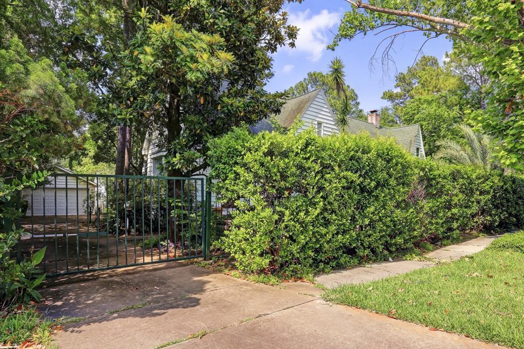 2302 Wordsworth Street Houston, TX 77030 - Photo 5 of 6 a backyard of a house with lots of green space