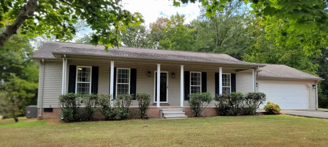 a view of a house with backyard and garden