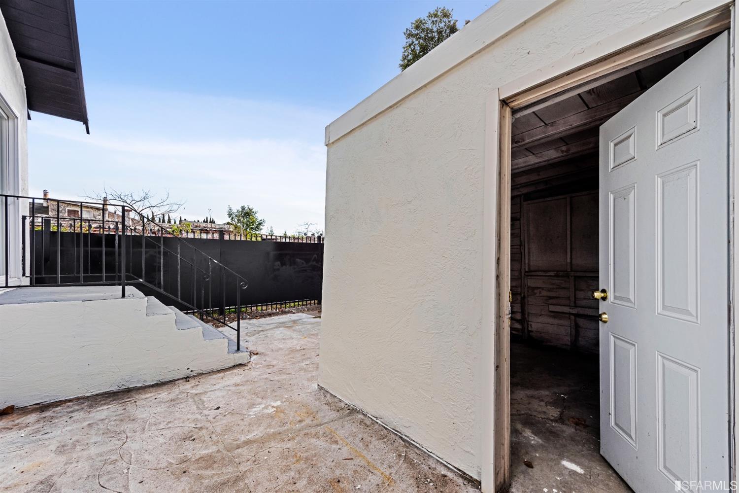 5955 Hayes Street Oakland, CA 94621 - Photo 19 of 20 a view of a terrace