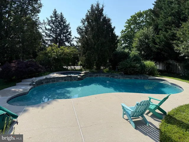 a view of a garden with sitting area