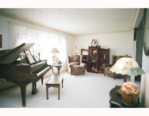 220 Thompson Hill Road Aliquippa, PA 15001 - Photo 12 of 18 Den/Family/Great Room.