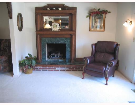 220 Thompson Hill Road Aliquippa, PA 15001 - Photo 15 of 18 Living Room.