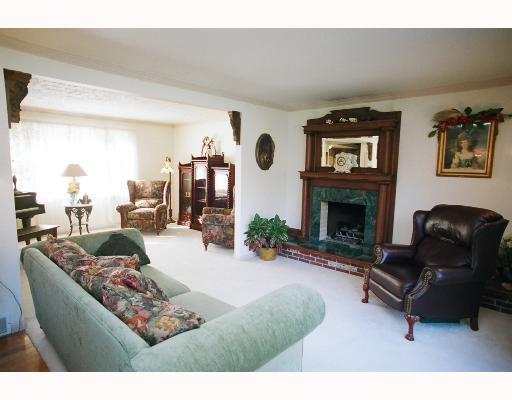 220 Thompson Hill Road Aliquippa, PA 15001 - Photo 4 of 18 Den/Family/Great Room.