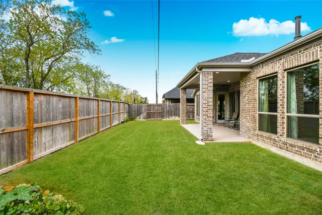 a view of a house with a backyard