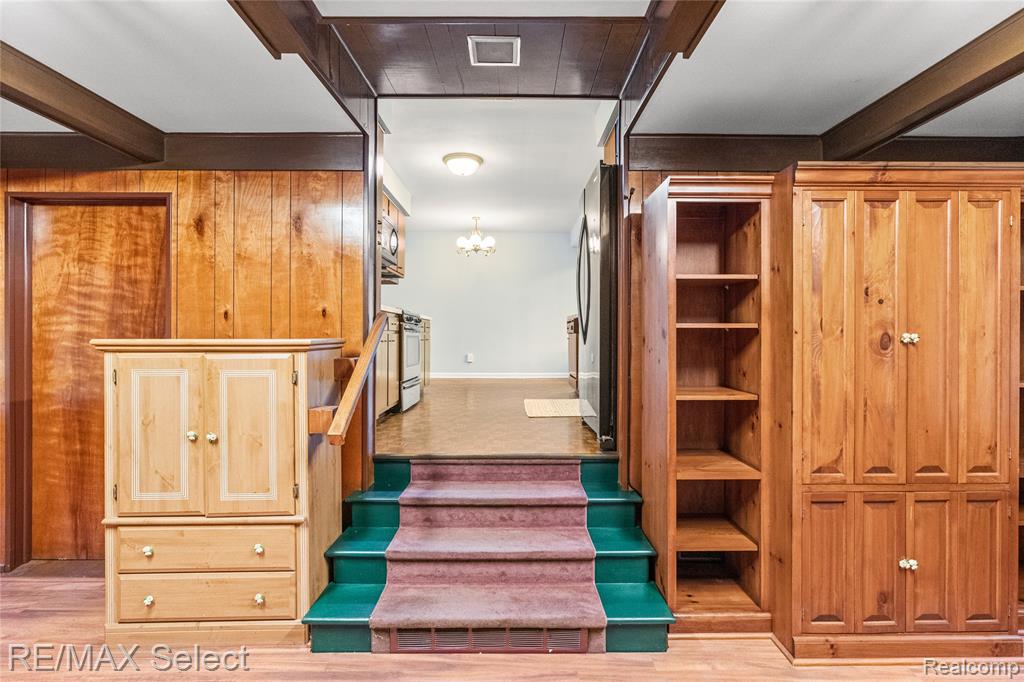 3323 East Carpenter Road Flint, MI 48506 - Photo 10 of 35